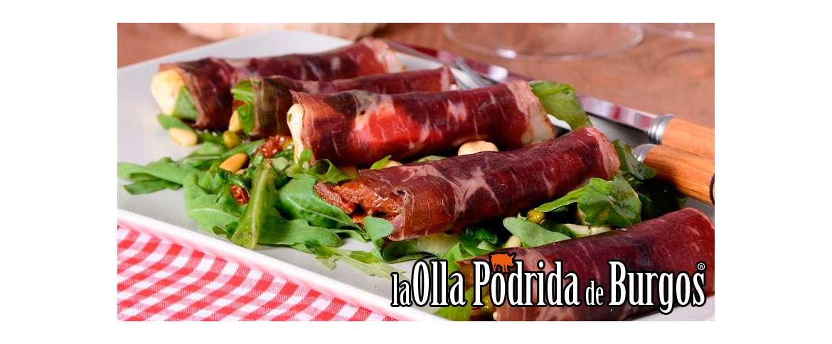 Rollitos de cecina, queso trufado, rúcula y frutos secos