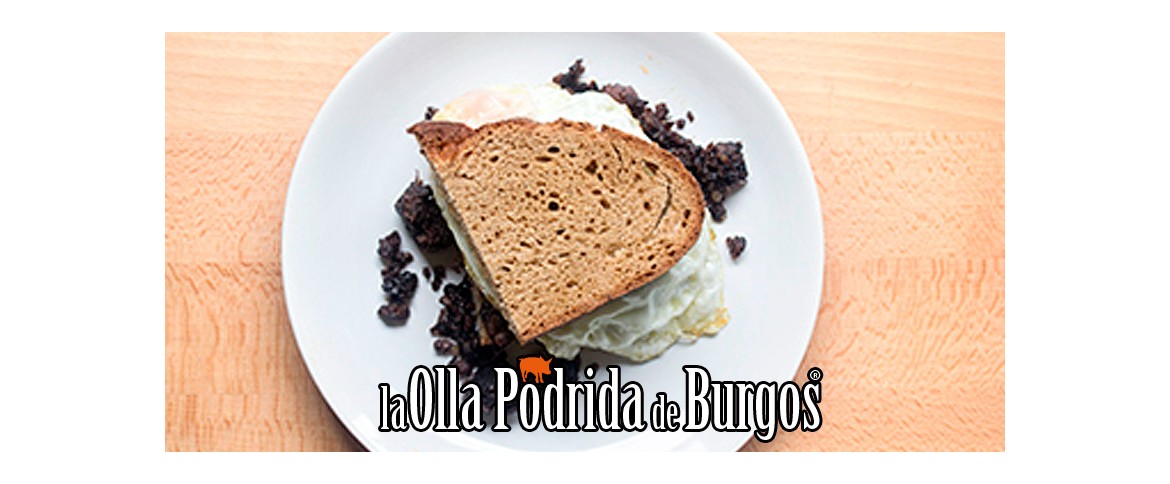 Desayuna con alegría Huevo frito morcilla y pan de centeno